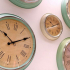 Dekorace s velkými nástěnnými hodinami: jak je vybrat a umístit do vašeho domova